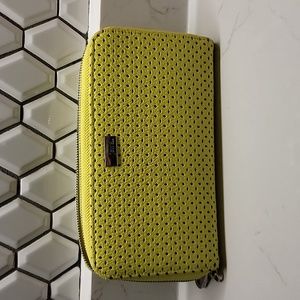 Jewell by Thirty One All About the Benjamin Wallet